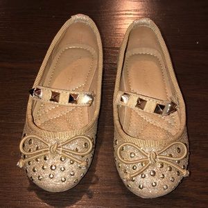 Toddler Tahari gold glitter shoes.